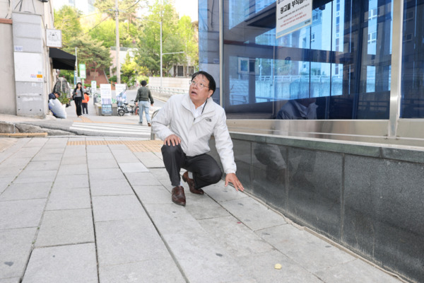 종로구의회는 지난 24일 김종보 의원이 숭인동 청룡사(동망산길 65) 인근과 창신동 6호선 창신역 주변 일대의 도보환경을 직접 순찰하며 주민 안전 점검을 실시했다고 밝혔다. / 김종보 의원 제공