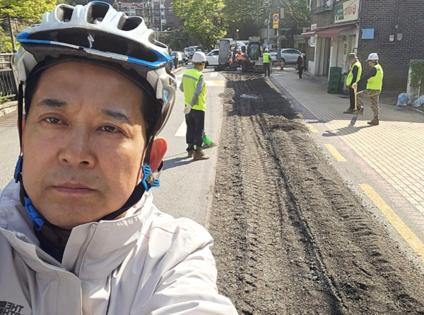 종로구의회는 정재호 의원이 지난 3월 세검정로6길 94 주변에서 발생한 도로 침하 현장을 점검한 가운데, 신속하게 복구공사를 추진하여 지난 28일 공사를 완료했다고 밝혔다. / 정재호 의원 제공