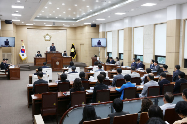 계룡시의회는 지난 4월 28일부터 5월 1일까지 4일간의 일정으로 진행된 제181회 임시회 일정을 모두 마무리한 가운데, 김범규 의장이 폐회사를 하고 있다. / 계룡시의회 제공