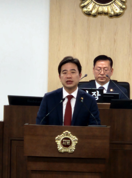 충청광역연합의회는 1일 국민의힘 신영호 의원이 제4회 정례회 제1차 본회의에서 5분 자유발언을 통해 충청광역연합의 실질적인 운영과 지역 균형발전을 위한 중앙정부의 재정적·제도적 지원의 필요성을 역설했다고 밝혔다. / 충청광역연합의회 제공