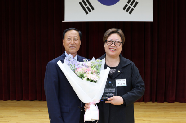 서산시의회는 지난달 30일 제45회 장애인의 날 기념행사에서 더불어민주당 가선숙 의원이 충청남도지체장애인협회로부터 감사패를 수상했다고 밝혔다(사진 왼쪽부터 강경환 충청남도지체장애인협회 서산시지회장, 가선숙 의원). / 가선숙 의원 제공
