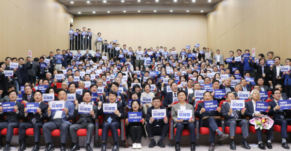 더불어민주당 충남도당은 2일 천안 축구센터 대세미나실B에서 제21대 대통령선거 '진짜 대한민국 충남도당 선거대책위원회'를 구성하고, 대선 승리를 향한 힘찬 첫 발걸음을 내딛는 출범식을 개최했다고 밝혔다. / 더불어민주당 충남도당 제공
