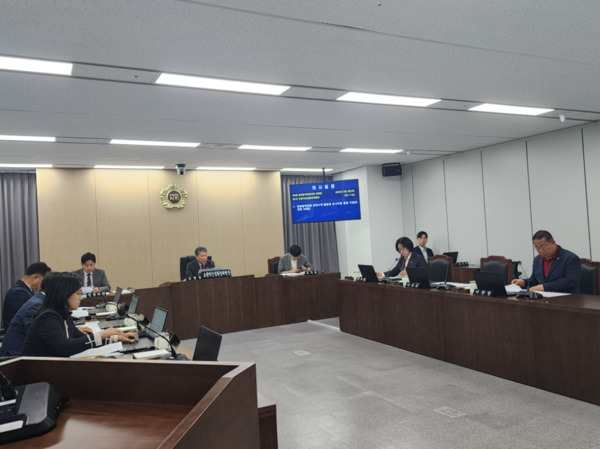 충청광역연합의회 초광역건설환경위원회는 8일 제4회 정례회 제1차 회의를 개최하고, 더불어민주당 안치영 의원이 대표 발의한 '충청광역연합 금강수계 물환경 모니터링 활동 지원에 관한 조례안'을 심사해 원안 가결했다고 밝혔다. / 충청광역연합의회 제공