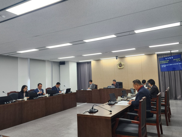 충청광역연합의회 초광역건설환경위원회는 8일 제4회 정례회 제1차 회의를 개최하고, 더불어민주당 안치영 의원이 대표 발의한 '충청광역연합 금강수계 물환경 모니터링 활동 지원에 관한 조례안'을 심사해 원안 가결했다고 밝혔다. / 충청광역연합의회 제공