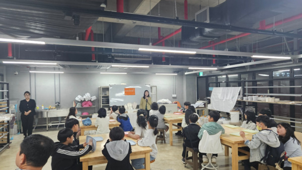 충북교육청은 8일 청주시 국립현대미술관에서 온마을배움터 지역상호개방 프로그램 개발을 위해 도내 교육지원청 장학사와 주무관 20여 명이 모여 생각을 나누는 시간을 가졌다고 밝혔다. / 충북교육청 제공