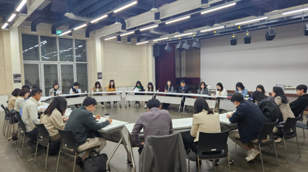 충북교육청은 8일 청주시 국립현대미술관에서 온마을배움터 지역상호개방 프로그램 개발을 위해 도내 교육지원청 장학사와 주무관 20여 명이 모여 생각을 나누는 시간을 가졌다고 밝혔다. / 충북교육청 제공