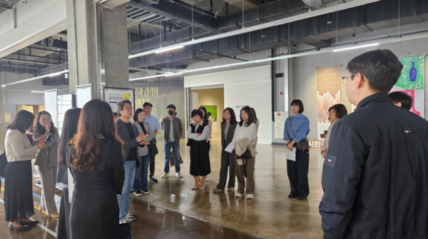 충북교육청은 8일 청주시 국립현대미술관에서 온마을배움터 지역상호개방 프로그램 개발을 위해 도내 교육지원청 장학사와 주무관 20여 명이 모여 생각을 나누는 시간을 가졌다고 밝혔다. / 충북교육청 제공