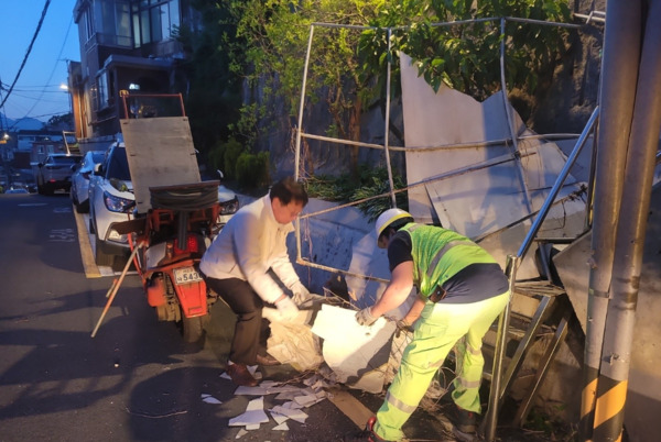 종로구의회는 지난 2일부터~6일까지 5월 연휴 기간 동안 김종보 의원이 지역 주민들이 안전하고 편안한 연휴를 보낼 수 있도록 지역을 순찰하며 현장 점검 활동을 펼쳤다고 밝혔다. / 김종보 의원 제공