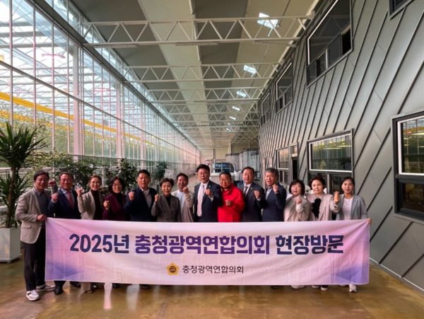 충청광역연합의회는 9일 충남·대전에 위치한 스마트농업과 유교전통문화체험 현장을 직접 참관하고, 관련된 사업과 정책을 발굴하고자 우듬지팜(충남 부여군)과 유교전통의례관 대전별서(대전광역시 동구)를 차례로 방문했다고 밝혔다. 사진은 우듬지팜 방문 모습 / 충청광역연합의회 제공