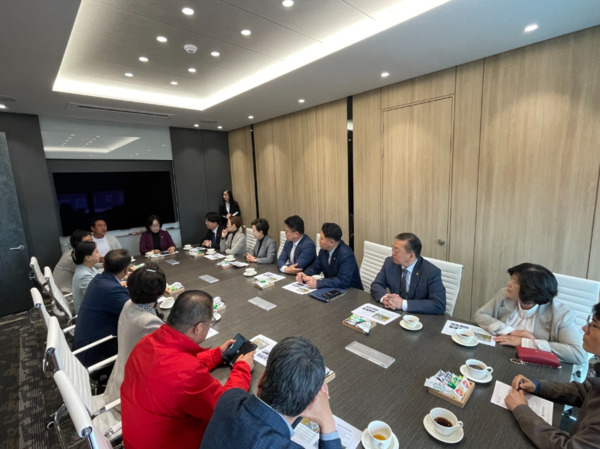 충청광역연합의회는 9일 충남·대전에 위치한 스마트농업과 유교전통문화체험 현장을 직접 참관하고, 관련된 사업과 정책을 발굴하고자 우듬지팜(충남 부여군)과 유교전통의례관 대전별서(대전광역시 동구)를 차례로 방문했다고 밝혔다. 사진은 우듬지팜 방문 모습 / 충청광역연합의회 제공