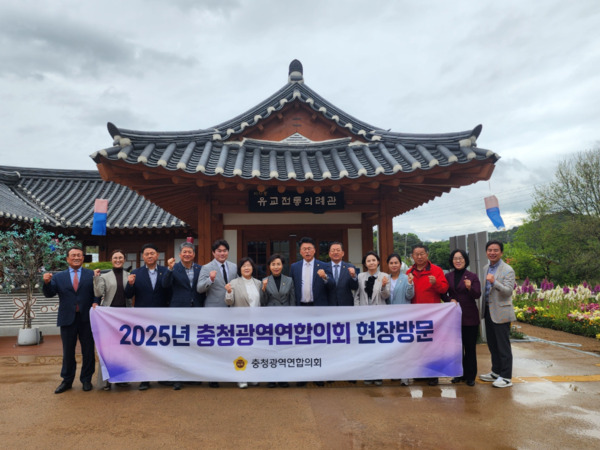 충청광역연합의회는 9일 충남·대전에 위치한 스마트농업과 유교전통문화체험 현장을 직접 참관하고, 관련된 사업과 정책을 발굴하고자 우듬지팜(충남 부여군)과 유교전통의례관 대전별서(대전광역시 동구)를 차례로 방문했다고 밝혔다. 사진은 유교전통의례관 대전별서 방문 모습 / 충청광역연합의회 제공