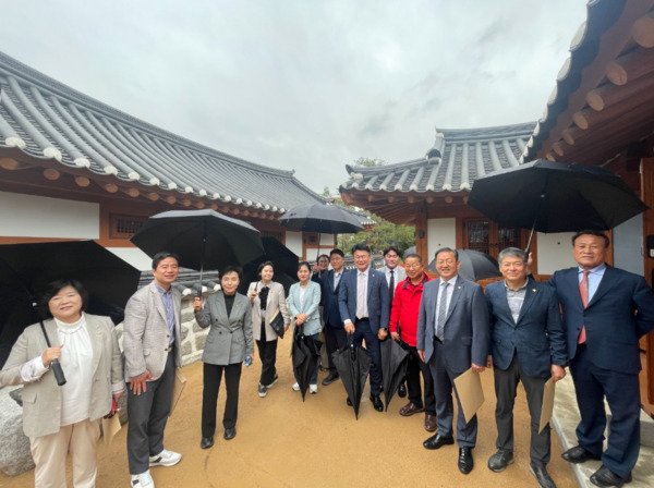 충청광역연합의회는 9일 충남·대전에 위치한 스마트농업과 유교전통문화체험 현장을 직접 참관하고, 관련된 사업과 정책을 발굴하고자 우듬지팜(충남 부여군)과 유교전통의례관 대전별서(대전광역시 동구)를 차례로 방문했다고 밝혔다. 사진은 유교전통의례관 대전별서 방문 모습 / 충청광역연합의회 제공