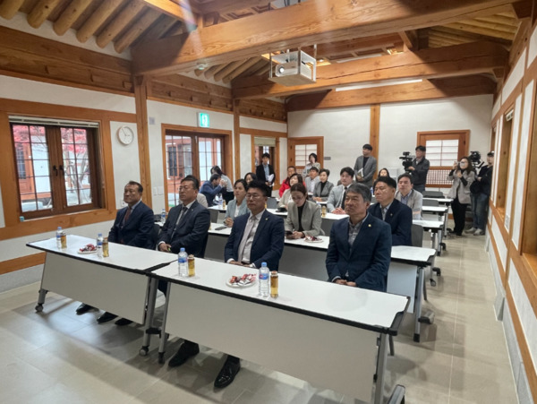 충청광역연합의회는 9일 충남·대전에 위치한 스마트농업과 유교전통문화체험 현장을 직접 참관하고, 관련된 사업과 정책을 발굴하고자 우듬지팜(충남 부여군)과 유교전통의례관 대전별서(대전광역시 동구)를 차례로 방문했다고 밝혔다. 사진은 유교전통의례관 대전별서 방문 모습 / 충청광역연합의회 제공