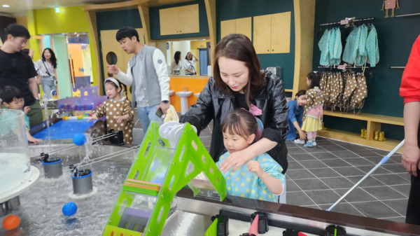 충북교육청 직속기관 유아교육진흥원은 10일 2025 공감동행 가족체험 ‘유아 웃음꽃 세상, 동행나들이’를 개최했다고 밝혔다. / 충북교육청 제공