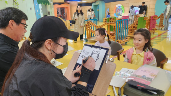 충북교육청 직속기관 유아교육진흥원은 10일 2025 공감동행 가족체험 ‘유아 웃음꽃 세상, 동행나들이’를 개최했다고 밝혔다. / 충북교육청 제공