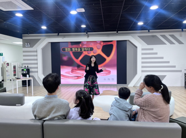 충북교육청 직속기관 교육연구정보원 미디어교육센터는 10일 5월 가정의 달을 맞아 마련한 가족 미디어 체험교육 프로그램 가족 미디어 ‘봄나들이’가 ‘가족 힐링 시네마’를 시작으로 본격적인 운영에 돌입했다고 밝혔다. / 충북교육청 제공