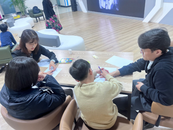 충북교육청 직속기관 교육연구정보원 미디어교육센터는 10일 5월 가정의 달을 맞아 마련한 가족 미디어 체험교육 프로그램 가족 미디어 ‘봄나들이’가 ‘가족 힐링 시네마’를 시작으로 본격적인 운영에 돌입했다고 밝혔다. / 충북교육청 제공