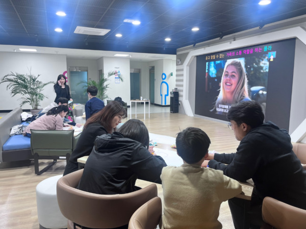 충북교육청 직속기관 교육연구정보원 미디어교육센터는 10일 5월 가정의 달을 맞아 마련한 가족 미디어 체험교육 프로그램 가족 미디어 ‘봄나들이’가 ‘가족 힐링 시네마’를 시작으로 본격적인 운영에 돌입했다고 밝혔다. / 충북교육청 제공