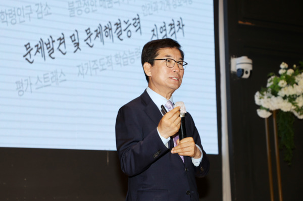 충북교육청은 12일 청주 S컨벤션에서 일반직 관리자 130여 명을 대상으로 2025년 도교육청 주요 정책방향을 공유하고 소통하는 자리를 마련한 가운데, 윤건영 교육감이 ‘AI전환 시대, 실력충북교육’이라는 주제로 특강을 진행하고 있다. / 충북교육청 제공