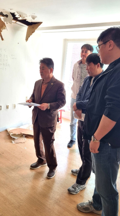 종로구의회는 지난 7일 이광규·이륜구·박희연 의원이 어르신 복지향상을 위한 중요한 변화의 현장인 동숭경로당 이전 공사 현장을 방문했다고 밝혔다. / 이광규 의원 제공