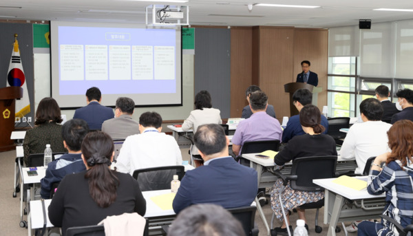 충남도의회는 14일 의회 회의실(303호)에서 '2025년 상반기 재정 토론회'를 개최하고, 지방채 관리와 재정 건전성 확보를 위한 제도적 장치 마련의 필요성을 강조한 가운데, 발제를 맡은 황규선 강원연구원 박사는 강원도의 재정준칙 도입 사례를 소개하고 있다. / 충남도의회 제공