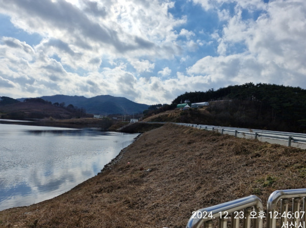 서산시의회는 14일 더불어민주당 최동묵 의원이 팔봉면 금학저수지의 첫 통수를 위한 준비를 이끌며 지역 농업인들의 숙원을 해결하는데 큰 역할을 하고 있다고 밝혔다. 사진은 금학저수지 전경 / 최동묵 의원 제공