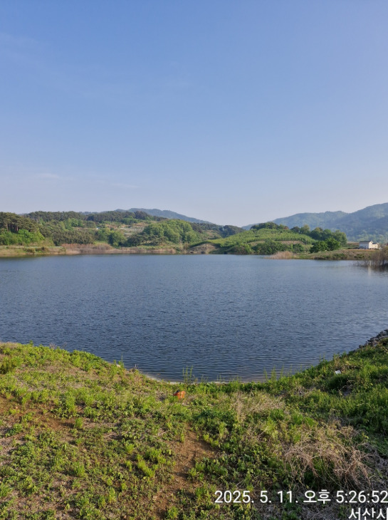 서산시의회는 14일 더불어민주당 최동묵 의원이 팔봉면 금학저수지의 첫 통수를 위한 준비를 이끌며 지역 농업인들의 숙원을 해결하는데 큰 역할을 하고 있다고 밝혔다. 사진은 금학저수지 전경 / 최동묵 의원 제공