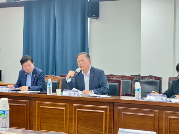 충청광역연합의회는 지난 13일 중도일보사 대회의실에서 열린 제94차 지역정책포럼 '제21대 대선과 충청의 발전 과제' 긴급 좌담회에 유인호 제1부의장이 대표로 참석한 가운데, 유인호 제1부의장이 발언하고 있다. / 충청광역연합의회 제공