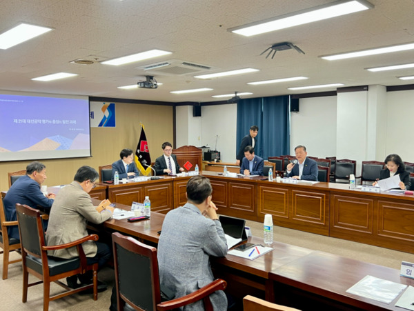 충청광역연합의회는 지난 13일 중도일보사 대회의실에서 열린 제94차 지역정책포럼 '제21대 대선과 충청의 발전 과제' 긴급 좌담회에 유인호 제1부의장이 대표로 참석했다고 밝혔다. / 충청광역연합의회 제공