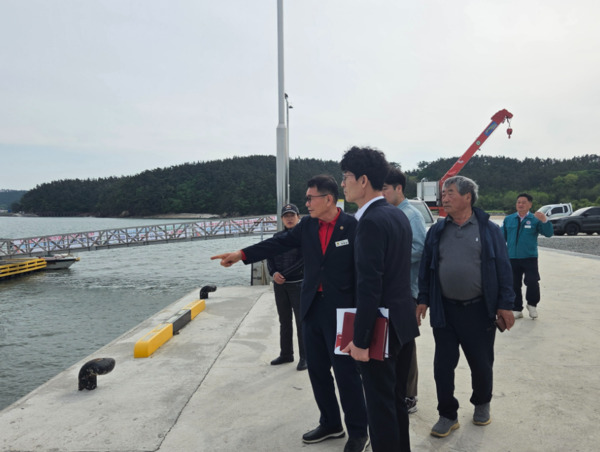 충남도의회는 지난 14일 정광섭 제1부의장이 태안군 이원면에 위치한 만대항 물양장의 잦은 침수로 인한 현장을 점검했다고 밝혔다. / 정광섭 제1부의장 제공