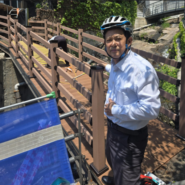 종로구의회는 15일 정재호 의원이 지난해 12월부터 거동이 불편한 어르신들의 경로당 이용 편의를 높이고 접근성을 개선하고자 휠체어 이동이 가능한 경사로 교량 설치 공사 추진을 위해 노력했다고 밝혔다. / 정재호 의원 제공