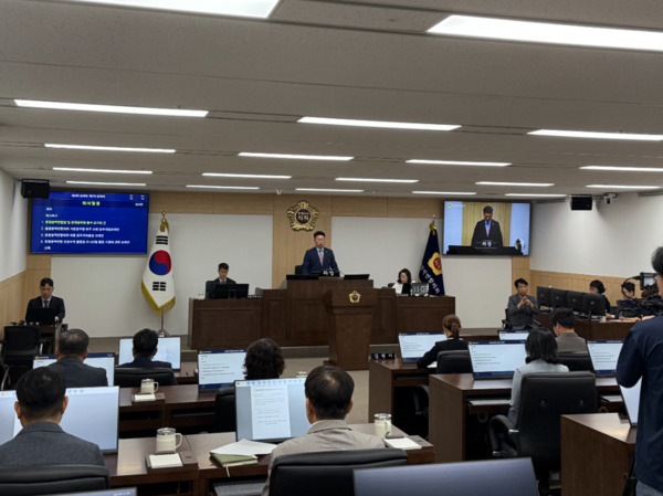 충청광역연합의회는 15일 제4회 정례회 제2차 본회의를 끝으로 15일간의 의사일정을 모두 마무리한 가운데, 노금식 의장이 폐회사를 하고 있다. / 충청광역연합의회 제공