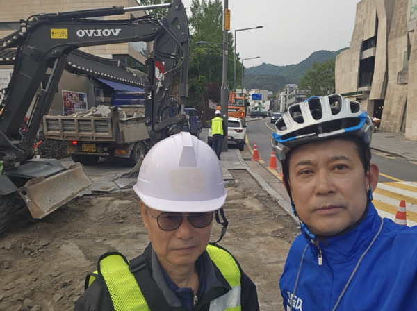 종로구의회는 지난 13일 정재호 의원이 주민들의 안전한 보행환경 조성을 위해 삼청동 47-2 주변 파손된 보도를 교체하는 보도 정비 현장을 찾아 진행 상황을 점검했다고 밝혔다. / 정재호 의원 제공