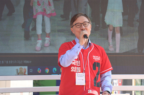 국민의힘 종로구 당원협의회는 21대 대선 공식선거운동 이후 첫 주말인 지난 18일 대학로 일대에서 찾아가는 선거 유세를 진행한 가운데, 최재형 종로구 당원협의회 위원장(전 국회의원·전 감사원장)이 청년 유권자들을 향해 김문수 후보 지지를 호소하고 있다. / 뉴스티앤티