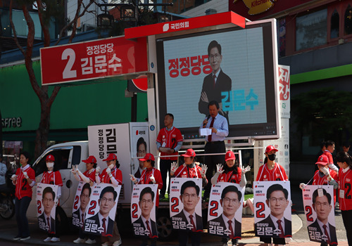 국민의힘 종로구 당원협의회는 21대 대선 공식선거운동 이후 첫 주말인 지난 18일 대학로 일대에서 찾아가는 선거 유세를 진행한 가운데, 라도균 종로구의회 의장을 비롯한 종로구의원들이 청년 유권자들을 향해 김문수 후보 지지를 호소하고 있다(사진 왼쪽부터 라도균 의장, 김하영 의원, 이광규 의원, 이시훈 의원, 이응주 의원). / 뉴스티앤티