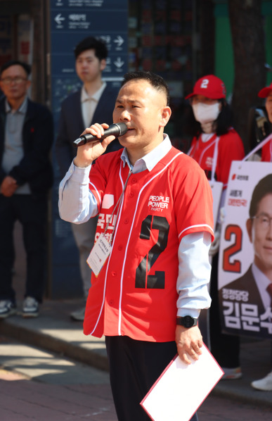 국민의힘 종로구 당원협의회는 21대 대선 공식선거운동 이후 첫 주말인 지난 18일 대학로 일대에서 찾아가는 선거 유세를 진행한 가운데, 여현준 종로구 당원협의회 선거연락소장이 청년 유권자들을 향해 김문수 후보 지지를 호소하고 있다. / 뉴스티앤티