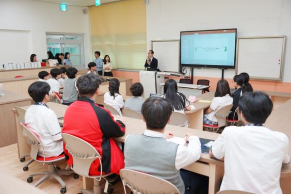 HD현대오일뱅크 주관 아래 HD현대1%나눔재단이 후원한 서울대학교의 멘토링이 서산시 서일고에서 재학생을 대상으로 진행되고 있다. / HD현대오일뱅크 제공