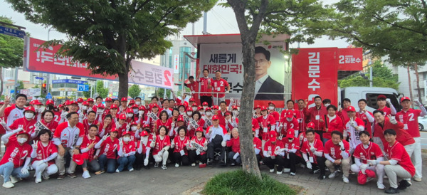 국민의힘 선거운동원 150여 명이 퇴근하는 대전시민들에게 함박웃음을 선사했다. / 국민의힘 대전시당 제공