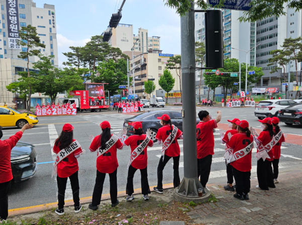 국민의힘 선거운동원 150여 명이 퇴근하는 대전시민들에게 함박웃음을 선사했다. / 국민의힘 대전시당 제공