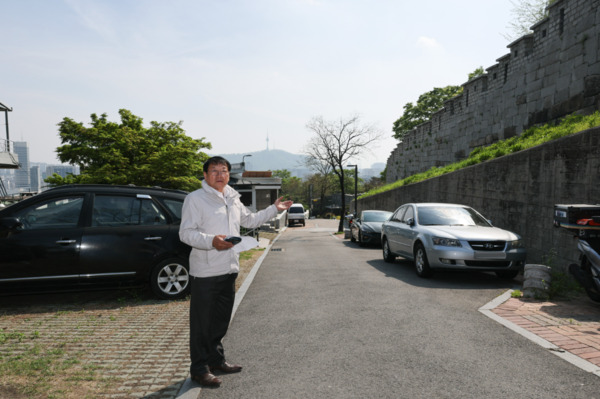 종로구의회는 지난 4월 24일 김종보 의원이 낙산성곽길 일대 '걷고 싶은 거리 조성사업'과 관련하여 소관 부서와 함께 현장점검을 실시했다고 밝혔다. / 김종보 의원 제공