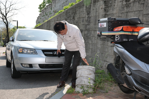 종로구의회는 지난 4월 24일 김종보 의원이 낙산성곽길 일대 '걷고 싶은 거리 조성사업'과 관련하여 소관 부서와 함께 현장점검을 실시했다고 밝혔다. / 김종보 의원 제공