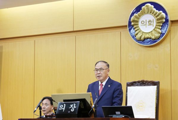 서산시의회는 22일 제305회 임시회 제2차 본회의를 끝으로 3일간의 의사일정을 모두 마무리한 가운데, 조동식 의장이 폐회사를 하고 있다. / 서산시의회 제공