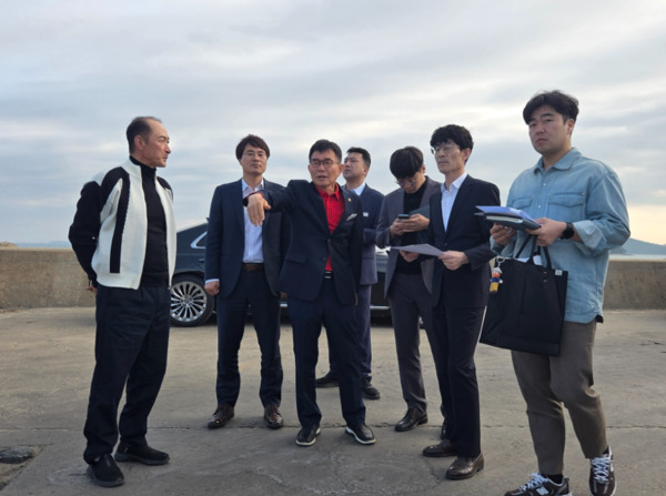 충남도의회는 지난 14일 정광섭 제1부의장이 태안군 근흥면 채석포항을 방문해 반복되는 태풍 피해로 인해 어민들의 생계가 위협받고 있다며 이안방파제를 시급히 설치해야 한다고 촉구고 밝혔다. / 정광섭 제1부의장 제공