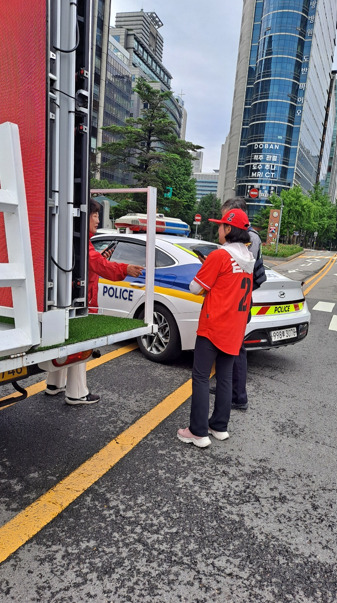 국민의힘 종로구 당원협의회는 24일 경복궁역에 위치해 있던 김문수 후보 유세차의 유선마이크가 훼손된 채 발견됐다고 밝혔다. / 국민의힘 종로구 당원협의회 제공