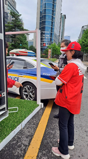 국민의힘 종로구 당원협의회는 24일 경복궁역에 위치해 있던 김문수 후보 유세차의 유선마이크가 훼손된 채 발견됐다고 밝혔다. / 국민의힘 종로구 당원협의회 제공