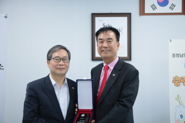 충남도의회는 지난 22일 국민의힘 방한일 의원이 대한행정사회로부터 감사패를 수상했다고 밝혔다. / 방한일 의원 제공