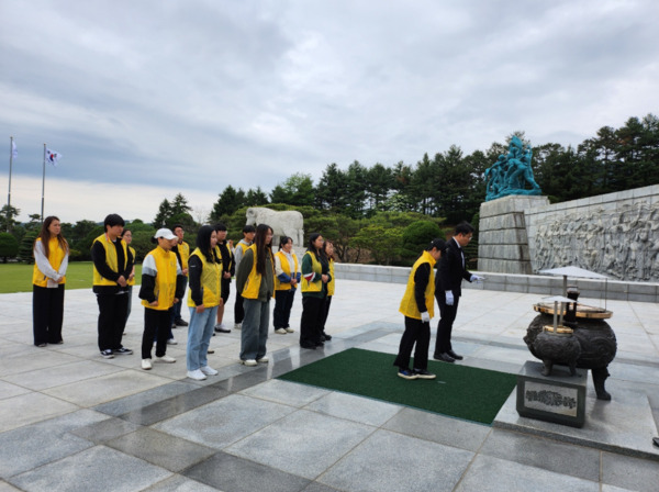 오송고등학교는 24일 샤프론·프론티어 봉사단이 국립대전현충원을 찾아 순국선열과 호국영령을 기리는 봉사활동을 실시했다고 밝혔다. /충북교육청 제공