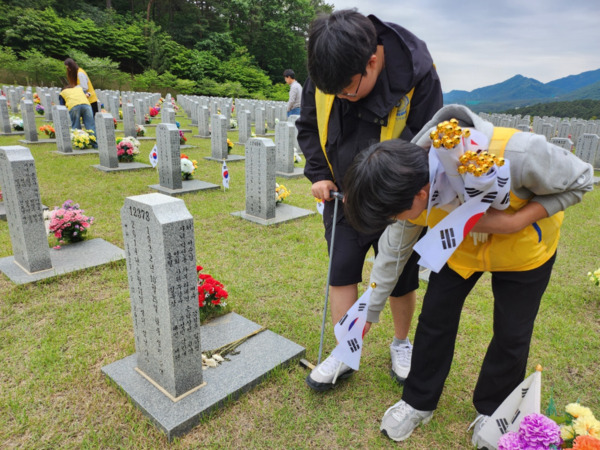 오송고등학교는 24일 샤프론·프론티어 봉사단이 국립대전현충원을 찾아 순국선열과 호국영령을 기리는 봉사활동을 실시했다고 밝혔다. /충북교육청 제공