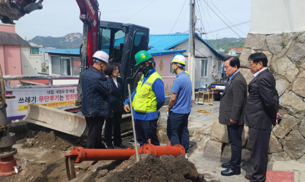 종로구의회는 지난 3월 4일 이미자 의원이 서울 종로구 이화동에서 발생한 화재 사건에서 고장 난 소화전(종로구 충신4나길 28)이 화재 진압에 지장을 준 사실이 확인하고 신속하게 소화전의 전면 교체를 요청했으며, 최근 교체공사가 완료되었다고 밝혔다. / 이미자 의원 제공