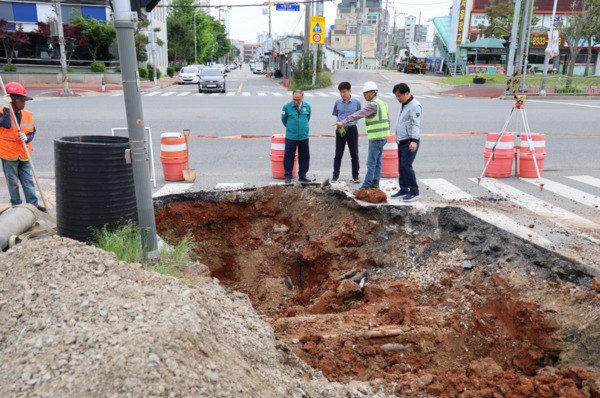 서산시의회는 지난 23일 오후 2시 조동식 의장이 석림6통 도시계획도로(소로1-22호) 개설공사 현장을 방문하여 진행 상황을 직접 점검하고, 관계자들을 격려했다고 밝혔다. / 서산시의회 제공